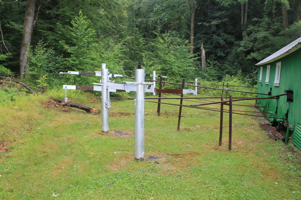 Photo: Power Rods Going to Wellheads